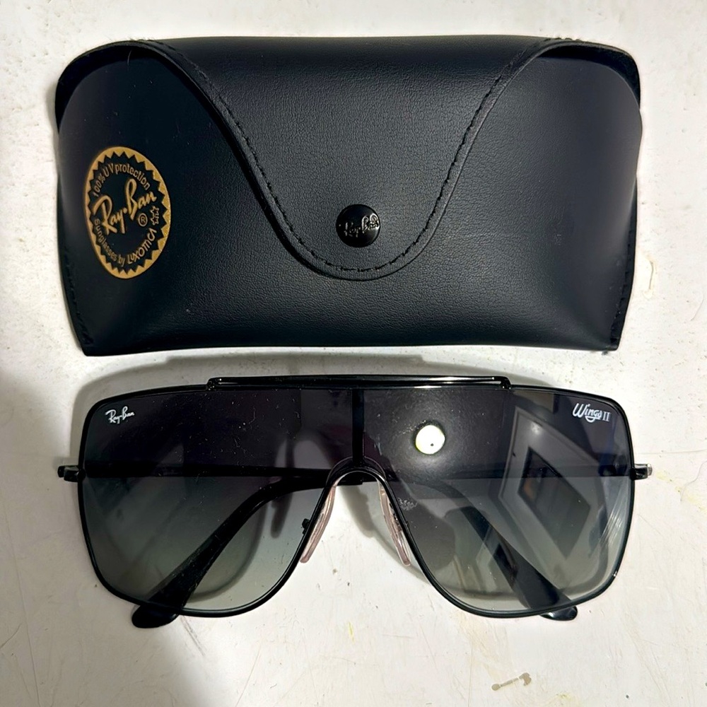 Ray Ban Wings II. Black Sheild.
